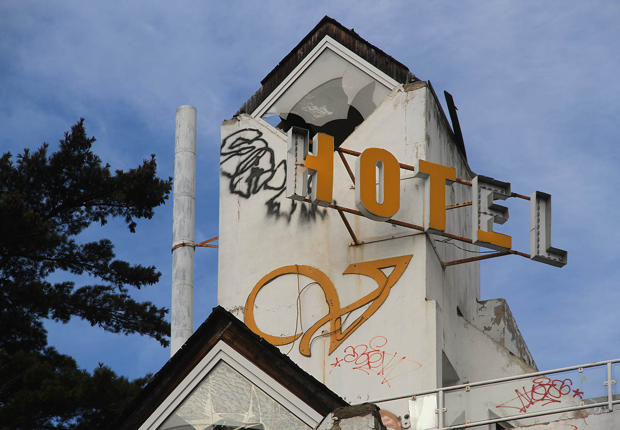 Nápis HOTEL a stylizované písmeno V jsou smutným mementem divokých podnikatelských let na přelomu 20. a 21. století. Nápis HOTEL a stylizované písmeno V jsou smutným mementem divokých podnikatelských let na přelomu 20. a 21. století.