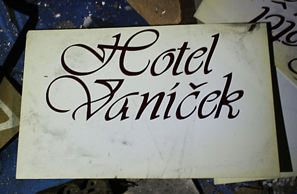 V nejhlubších sklepeních lze dosud nalézt listinné materiály dosvědčující, kdo byl skutečně majitelem hotelu. V nejhlubších sklepeních lze dosud nalézt listinné materiály dosvědčující, kdo byl skutečně majitelem hotelu.