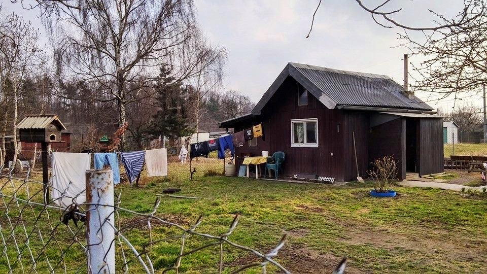 Některé domky jsou na pomezí mezi ostravskými hornickými pětiletkami a trampskými sruby v divočině. Některé domky jsou na pomezí mezi ostravskými hornickými pětiletkami a trampskými sruby v divočině.