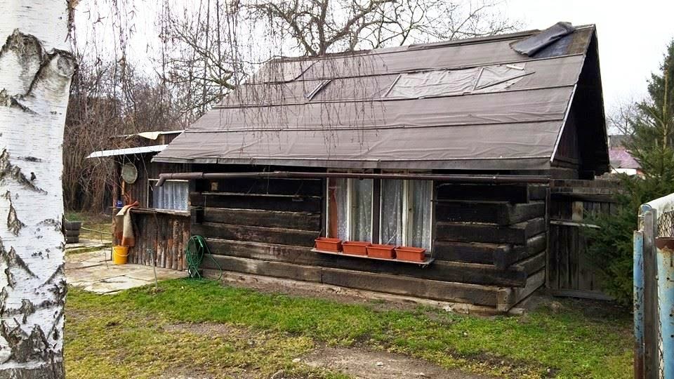Pravý dům z železničních pražců. Možná pochází ze stejného roku, kdy Charles-Édouard Jeanneret Le Corbusier prohlásil: „Je to problém staveb, co dnes stojí u kořene sociálních nepokojů: architektura nebo revoluce“. Pravý dům z železničních pražců. Možná pochází ze stejného roku, kdy Charles-Édouard Jeanneret Le Corbusier prohlásil: „Je to problém staveb, co dnes stojí u kořene sociálních nepokojů: architektura nebo revoluce“.
