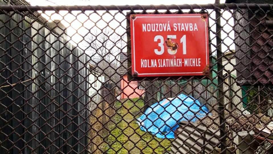 Za jednokolejnou železniční spojkou z roku 1998 se rozkládá kolonie Na Slatinách. Za jednokolejnou železniční spojkou z roku 1998 se rozkládá kolonie Na Slatinách.