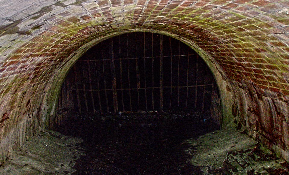 Vtok do tunelu pod čínským pavilónem na Cibulce. Motolský potok se už na světlo nepodívá. Do Vltavy je to odsud 4251 m, portál obrůstají zelené řasy. Vtok do tunelu pod čínským pavilónem na Cibulce. Motolský potok se už na světlo nepodívá. Do Vltavy je to odsud 4251 m, portál obrůstají zelené řasy.