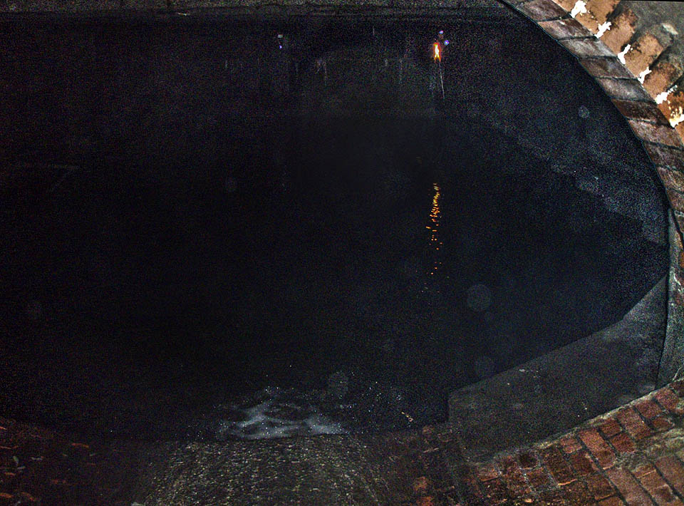 Na čtyřech kilometrech délky Lapáku jsou dva skutečné lapáky písku. Rozlehlé podzemní kaverny vyplňuje hluboké jezero, přes které lze projít jen po úzké betonové lávce. Na osud toho, kdo uklouzne, ani nemyslíme. Na čtyřech kilometrech délky Lapáku jsou dva skutečné lapáky písku. Rozlehlé podzemní kaverny vyplňuje hluboké jezero, přes které lze projít jen po úzké betonové lávce. Na osud toho, kdo uklouzne, ani nemyslíme.