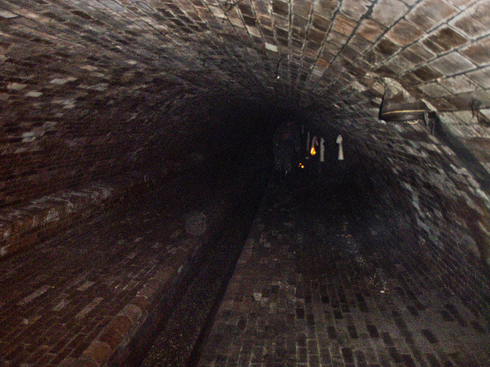 Výška zaklenuté části není dostatečná ke vzpřímené chůzi. Tunel klesá hlouběji pod povrch a po několika kilometrech začínají pořádně bolet záda. Výška zaklenuté části není dostatečná ke vzpřímené chůzi. Tunel klesá hlouběji pod povrch a po několika kilometrech začínají pořádně bolet záda.