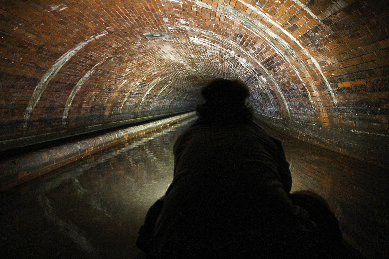 Od Vltavy lze za normálního stavu vody vplout do tunelu na lodi. Několik desítek metrů je hloubka dostatečná k plavbě, dál je ale nutné pokračovat po suchu. Od Vltavy lze za normálního stavu vody vplout do tunelu na lodi. Několik desítek metrů je hloubka dostatečná k plavbě, dál je ale nutné pokračovat po suchu.