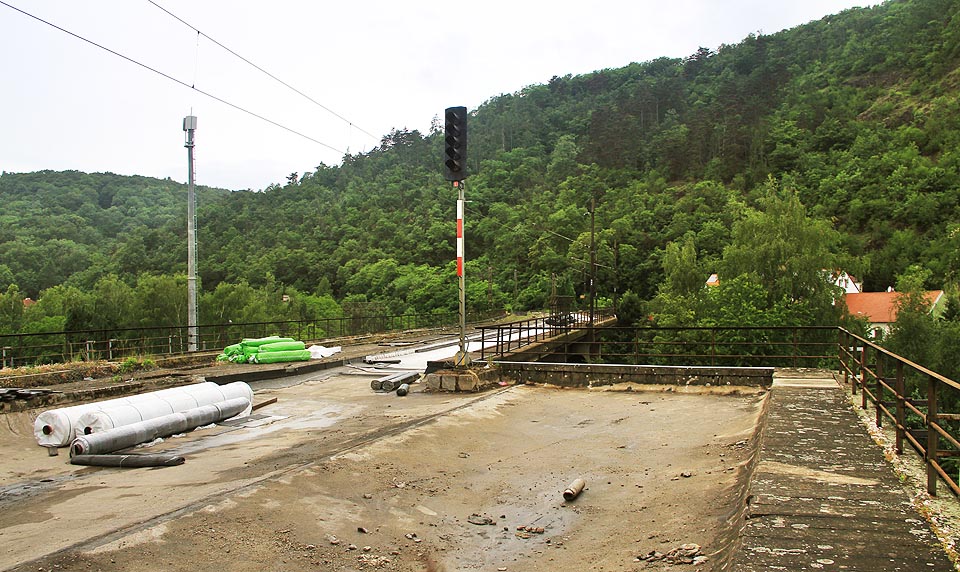 V tomto místě se měla od dvoukolejné trati směřující k Odbočce Tunel a dále do Prahy-Radotína oddělovat jednokolejná spojka pro nákladní dopravu. Pole původního plánu vedoucí k Pražskému Semmeringu, později jen na horní trať do Prahy-Žvahova a nakonec do třicetikilometrového tunelu do Berouna. Namísto toho končí mostní pole slepě betonovou zídkou a zábradlím. V tomto místě se měla od dvoukolejné trati směřující k Odbočce Tunel a dále do Prahy-Radotína oddělovat jednokolejná spojka pro nákladní dopravu. Pole původního plánu vedoucí k Pražskému Semmeringu, později jen na horní trať do Prahy-Žvahova a nakonec do třicetikilometrového tunelu do Berouna. Namísto toho končí mostní pole slepě betonovou zídkou a zábradlím.