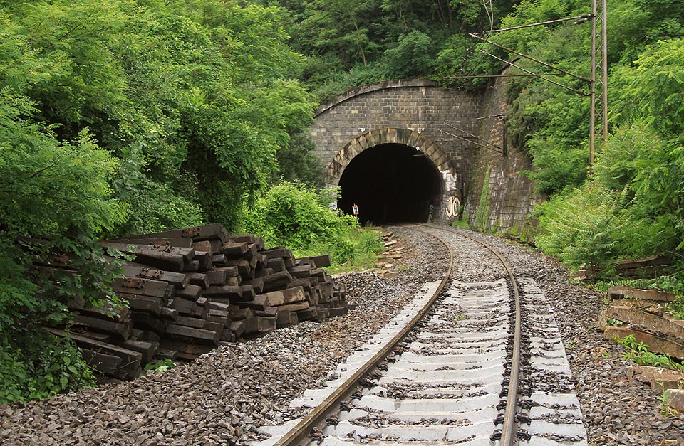 Na západní straně navazuje na most 500 m dlouhý Chuchelský tunel. Původně měl být dvojkolejný, ale složité geologické podmínky umožnily vedení pouze jediné koleje, která se rozdvojuje až na konci tunelu v netypické odbočce Tunel. Na západní straně navazuje na most 500 m dlouhý Chuchelský tunel. Původně měl být dvojkolejný, ale složité geologické podmínky umožnily vedení pouze jediné koleje, která se rozdvojuje až na konci tunelu v netypické odbočce Tunel.