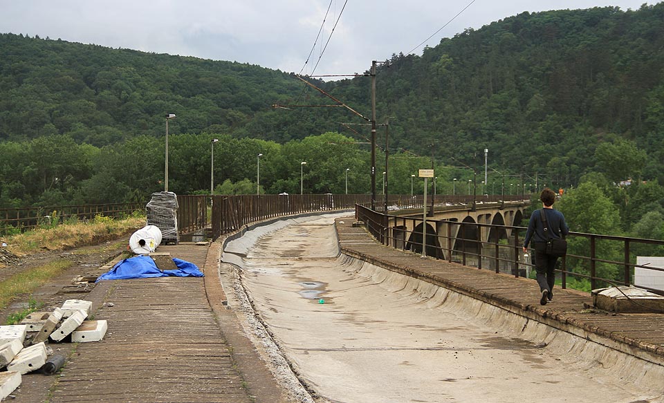 Most á celkem 15 oblouků o rozpětí 35,5 m. Po půl století od dokončení je už na něm znát určité opotřebení, železobeton však dál výborně plní svoji funkci. Most á celkem 15 oblouků o rozpětí 35,5 m. Po půl století od dokončení je už na něm znát určité opotřebení, železobeton však dál výborně plní svoji funkci.