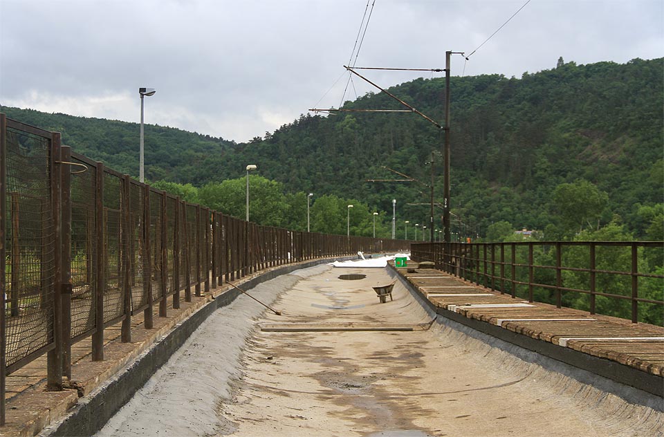 Dno betonové vany spatřilo světlo světa po 60 letech. Dostan novou izolaci a může sloužit svéu účelu i nadále. Dno betonové vany spatřilo světlo světa po 60 letech. Dostan novou izolaci a může sloužit svéu účelu i nadále.