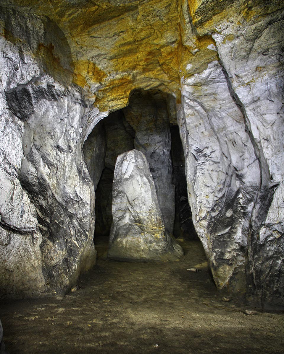Vyvrcholením a hlavním srdcem labyrintu je pískovcový obelisk ve tvaru křesla zvaný prostě menhir. Někteří pátrači věří v jeho magickou moc. Vyvrcholením a hlavním srdcem labyrintu je pískovcový obelisk ve tvaru křesla zvaný prostě menhir. Někteří pátrači věří v jeho magickou moc.