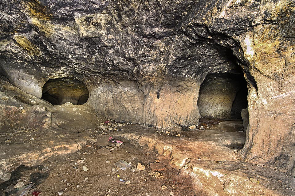 Průhled z Myslivecké do Bezdomovcovy síně vypadá tak trošku jako pohled do lidského krku. Průhled z Myslivecké do Bezdomovcovy síně vypadá tak trošku jako pohled do lidského krku.