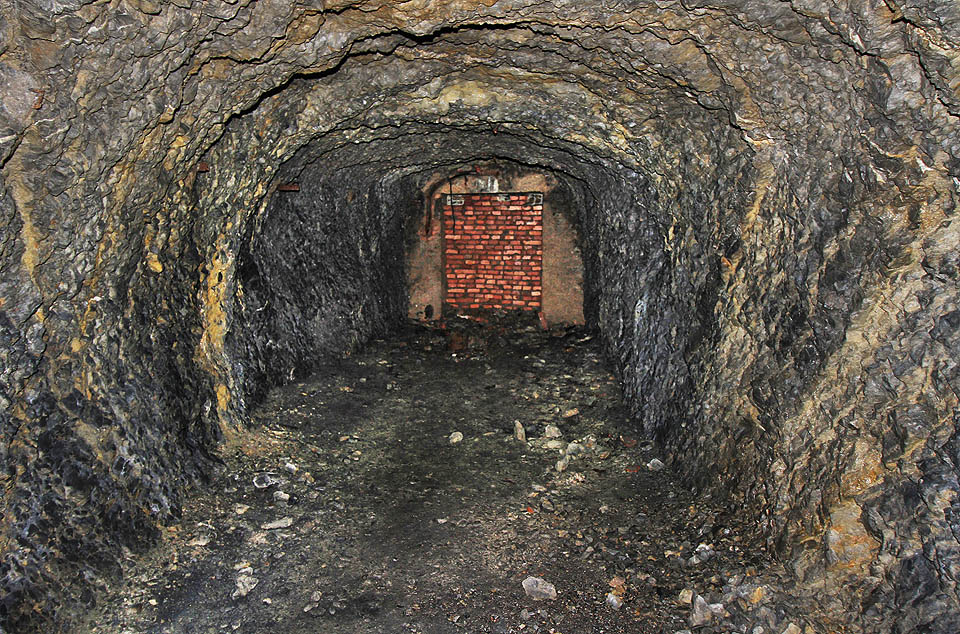 Milovníkům konspirace jistě polahodí zazděné vstupy, nebo spíš výstupy z podzemí. Milovníkům konspirace jistě polahodí zazděné vstupy, nebo spíš výstupy z podzemí.