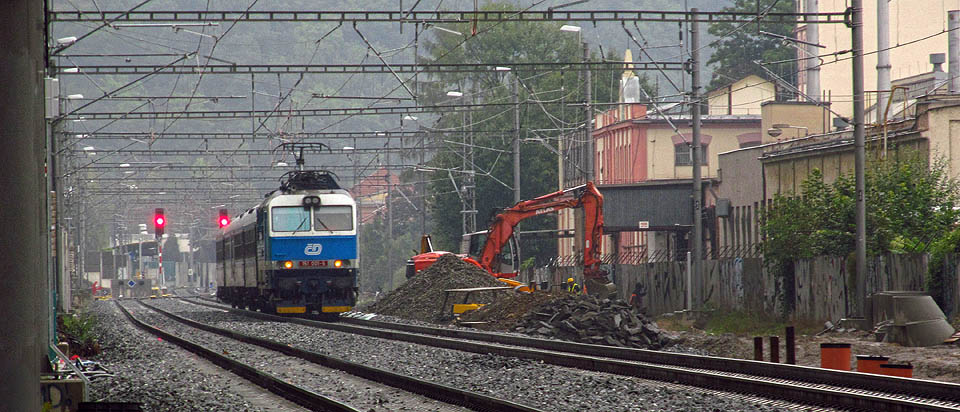 Namísto stanice v Bubenči bude nově sloužit cestujícím o kilometr severněji posunutá zastávka Praha-Podbaba ze které právě vyjel vlak směrem k bubenečské stanici. Namísto stanice v Bubenči bude nově sloužit cestujícím o kilometr severněji posunutá zastávka Praha-Podbaba ze které právě vyjel vlak směrem k bubenečské stanici.