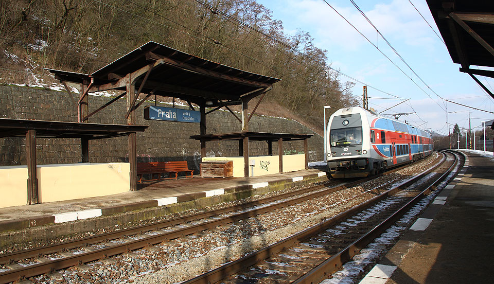 Zastávkou prochází příměstská trať č. 171, což znamená poměrně velkou frekvenci osobních vlaků, ale také rychlíků, vlaků vyšší kvality i nákladních vlaků. Zastávkou prochází příměstská trať č. 171, což znamená poměrně velkou frekvenci osobních vlaků, ale také rychlíků, vlaků vyšší kvality i nákladních vlaků.