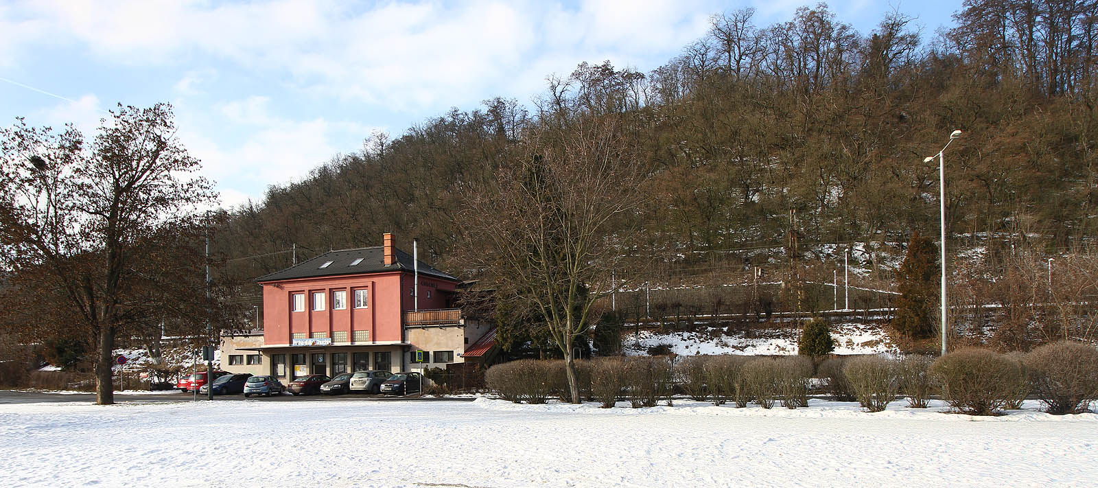 Od roku 1907 zde zastavovaly vlaky při příležitostech sportovních událostí, stálá zastávka byla zřízena v roce 1940 a současnou podobu získala v roce 1954. Od roku 1907 zde zastavovaly vlaky při příležitostech sportovních událostí, stálá zastávka byla zřízena v roce 1940 a současnou podobu získala v roce 1954.