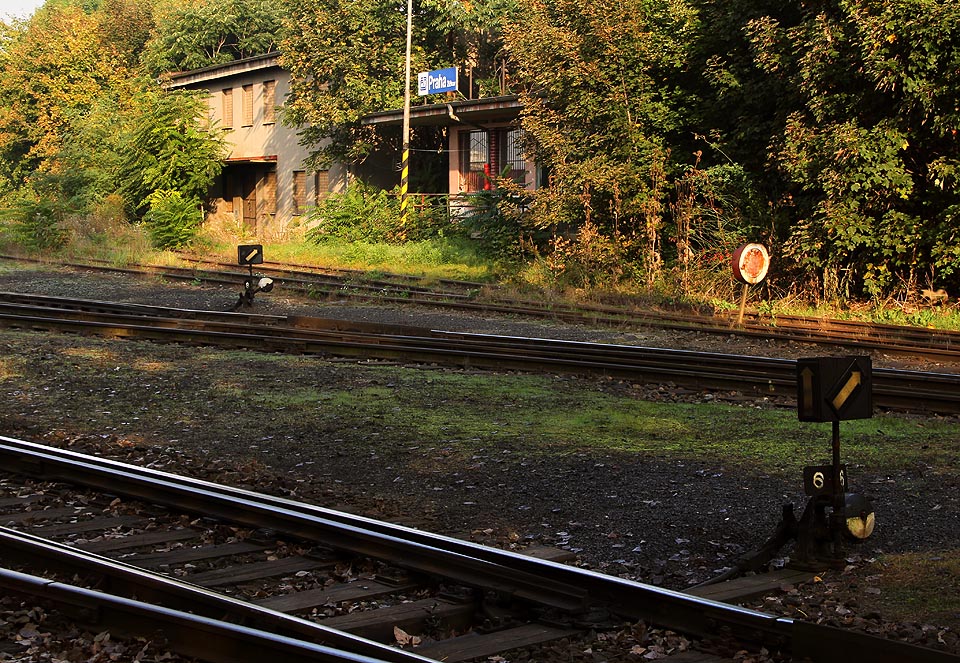 Nákladiště Praha-Žižkov je se zbytkem železniční sítě propojeno jedinou kolejí vycházející z východního zhlaví. Nákladiště Praha-Žižkov je se zbytkem železniční sítě propojeno jedinou kolejí vycházející z východního zhlaví.