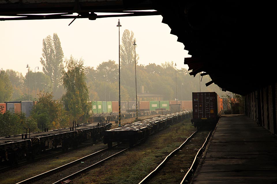 Pohled zpátky k východu na rozplet kolejiště. Pohled zpátky k východu na rozplet kolejiště.