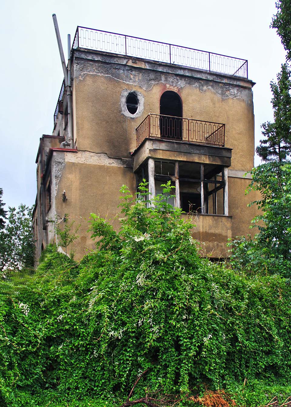 Posledních deset let svého života patřila Prokopova vila na Barrandově ke stavbám, které spíše než obdiv nahání hrůzu. Posledních deset let svého života patřila Prokopova vila na Barrandově ke stavbám, které spíše než obdiv nahání hrůzu.