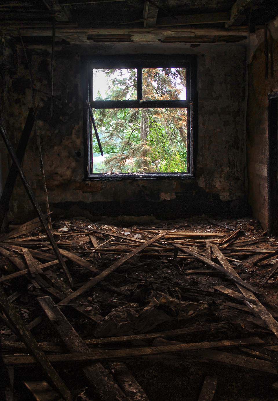 Přístup k oknům, která nabízela výhled do velké a zajímavé zahrady na skále, byl od požáru už poněkud nebezpečný. Přístup k oknům, která nabízela výhled do velké a zajímavé zahrady na skále, byl od požáru už poněkud nebezpečný.