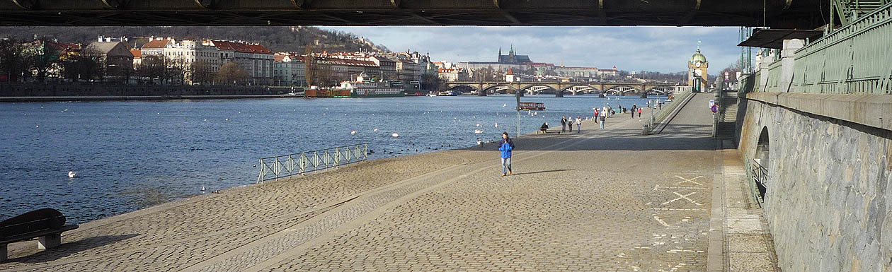 Ústí Botiče do Vltavy pod železničním mostem (horní rám fotky). V nábřežní zdi vpravo je vidět klenutý otvor tunelu, vlevo na náplavce pak zábradlí nad samotným soutokem. Ústí Botiče do Vltavy pod železničním mostem (horní rám fotky). V nábřežní zdi vpravo je vidět klenutý otvor tunelu, vlevo na náplavce pak zábradlí nad samotným soutokem.
