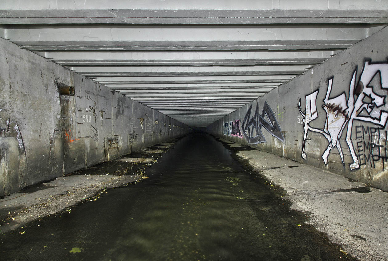 Tunel začíná dlouhým rovným úsekem, ve kterém nečeká nic zvláště zajímavého. Číslo 590 na stěnách označuje vzdálenost od Vltavy v metrech. Tunel začíná dlouhým rovným úsekem, ve kterém nečeká nic zvláště zajímavého. Číslo 590 na stěnách označuje vzdálenost od Vltavy v metrech.