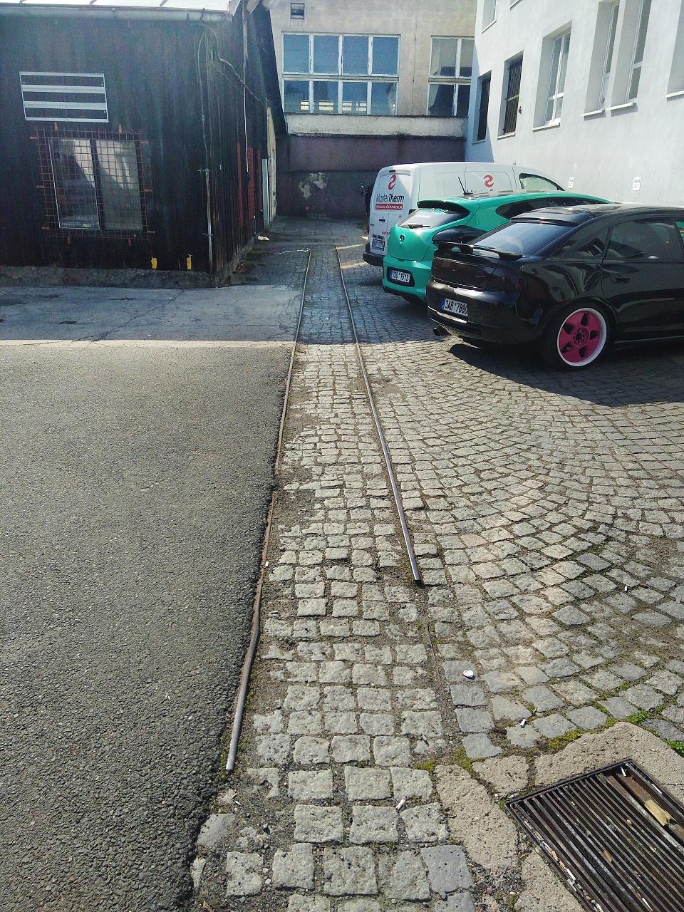 Úzkokolejka za Korytnou ulicí