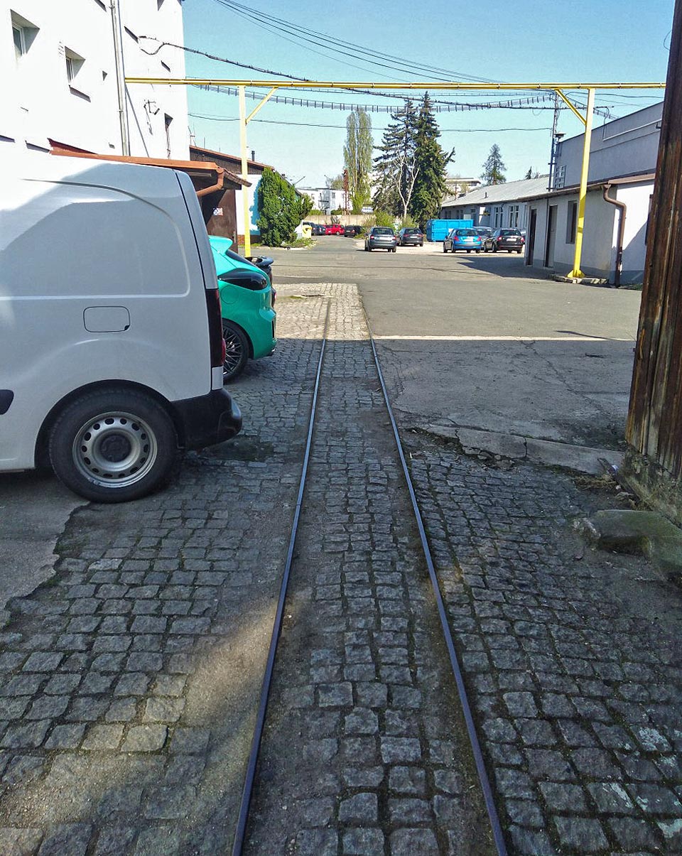 Délka koleje je asi 25 m a na jednom místě je přerušená základem již odstraněného příhradového sloupu. Délka koleje je asi 25 m a na jednom místě je přerušená základem již odstraněného příhradového sloupu.