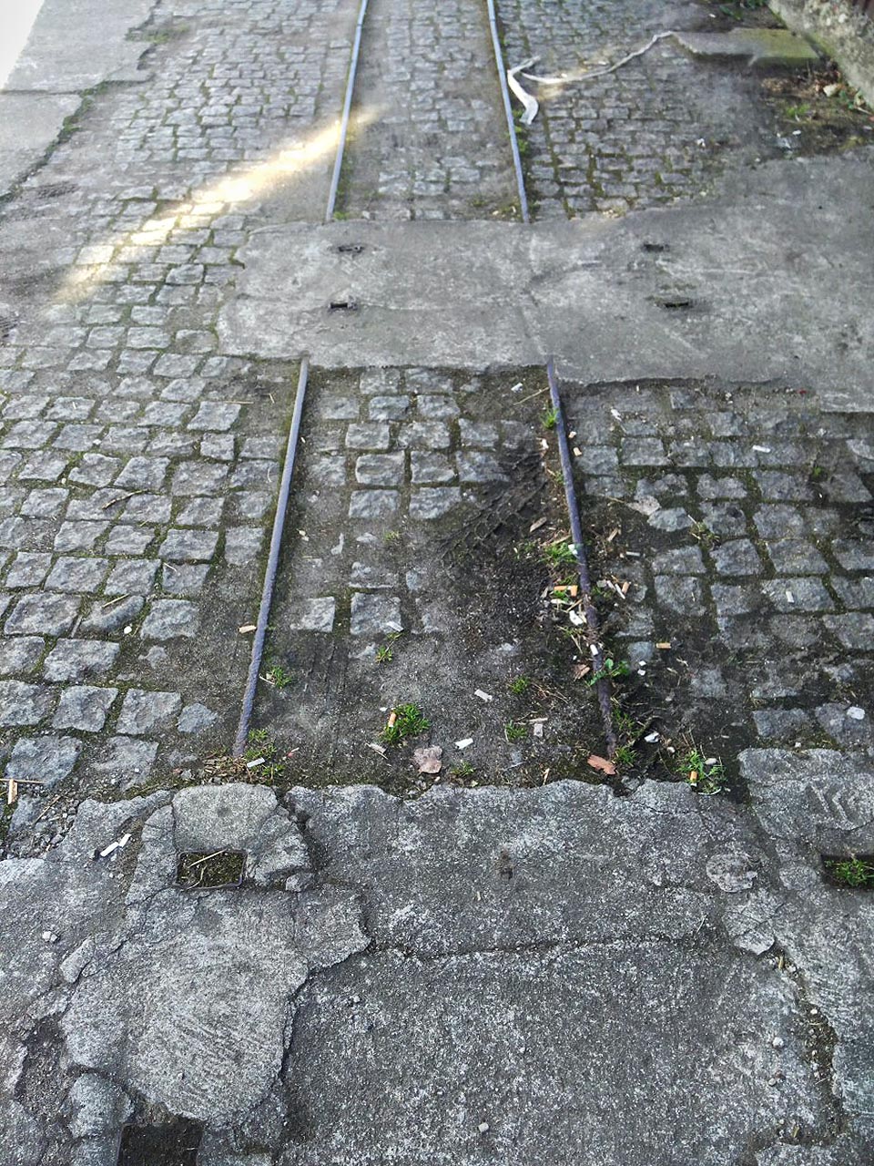Ve většině své délky je kolejka zasazená do dlažby, pravděpodobně na místě původní. Ve většině své délky je kolejka zasazená do dlažby, pravděpodobně na místě původní.
