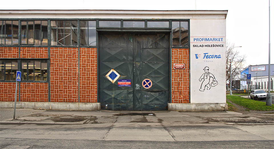 Z koleje vlečky do Ferony už nezbylo prakticky nic. Na plechových vratech je ale stále vidět modrý čtverec návěsti posun zakázán. Z koleje vlečky do Ferony už nezbylo prakticky nic. Na plechových vratech je ale stále vidět modrý čtverec návěsti posun zakázán.
