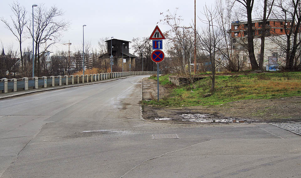 Nejzazší úsek vlečky po zrušení propojky k jatkám a do jižní části stanice Praha-Bubny. U nákladové rampy vpravo končila kolej ještě v roce 2004. Nejzazší úsek vlečky po zrušení propojky k jatkám a do jižní části stanice Praha-Bubny. U nákladové rampy vpravo končila kolej ještě v roce 2004.