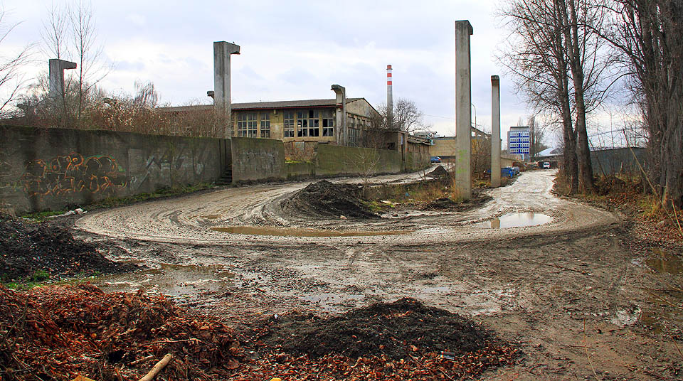 Tudy vedla pobřežnáí vlečka do panelárny. Dnes tudy projíždí nákladní auta, která se podílí na demolici dalšího kousku průmyslové Prahy. Tudy vedla pobřežnáí vlečka do panelárny. Dnes tudy projíždí nákladní auta, která se podílí na demolici dalšího kousku průmyslové Prahy.